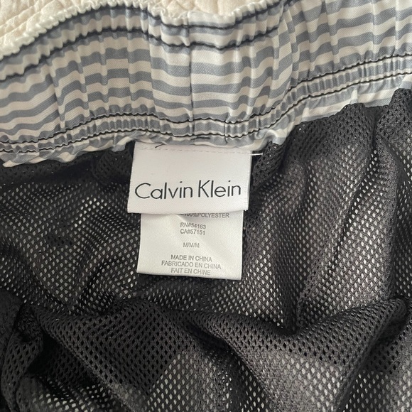 CALVIN KLEIN - Mens Swim trunks. Inner netting & front and back pockets. Size M. - Picture 3 of 7